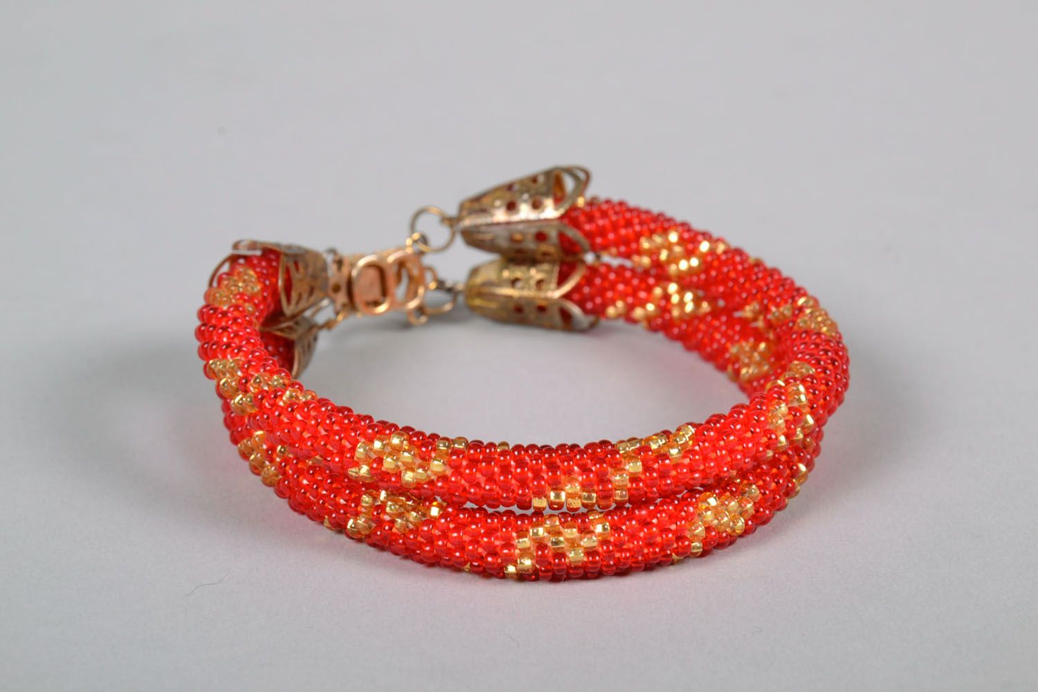 Red beaded bracelet photo 2