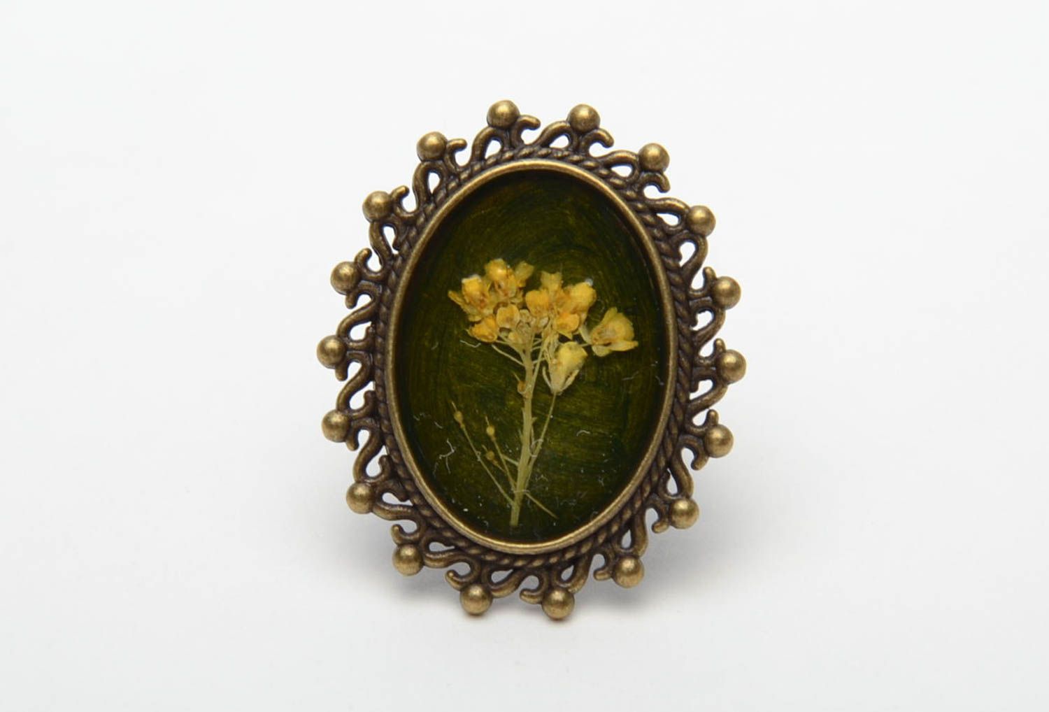 Round vintage ring with natural flowers photo 5