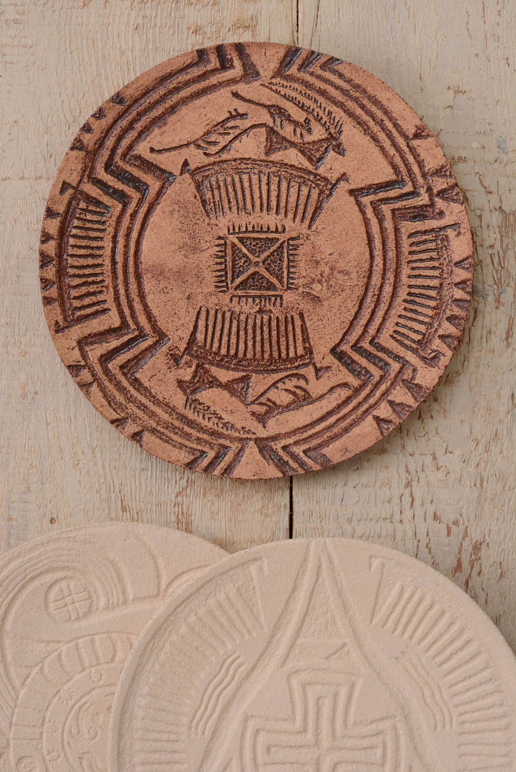 Prato talismã de cerâmica feito de argila com símbolos pintado com engobes Caça foto 3