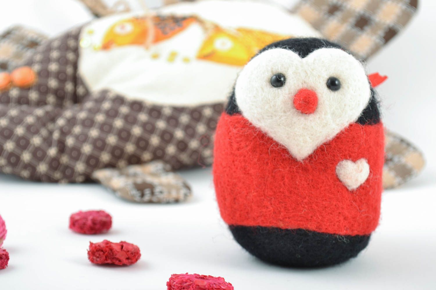 Jouet pingouin en laine feutrée petit fait main cadeau original décoratif photo 1
