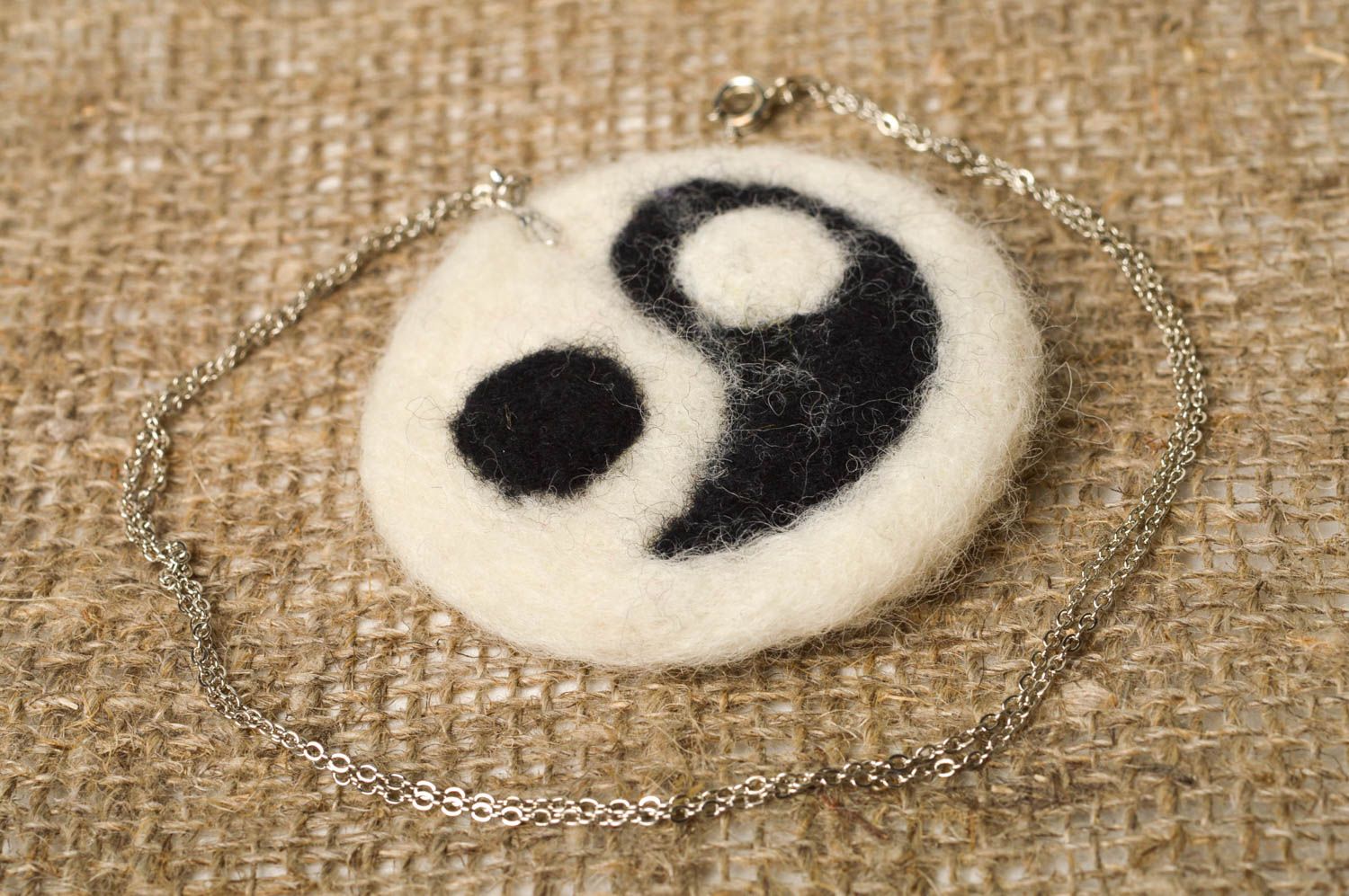 Pendentif yin yang Bijou fait main rond en laine feutrée original Cadeau femme photo 1
