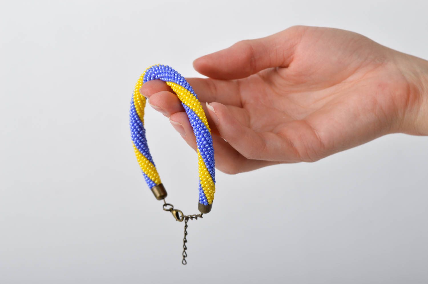 Бисерный жгут украшение ручной работы бижутерия из бисера браслет желто-голубой фото 2