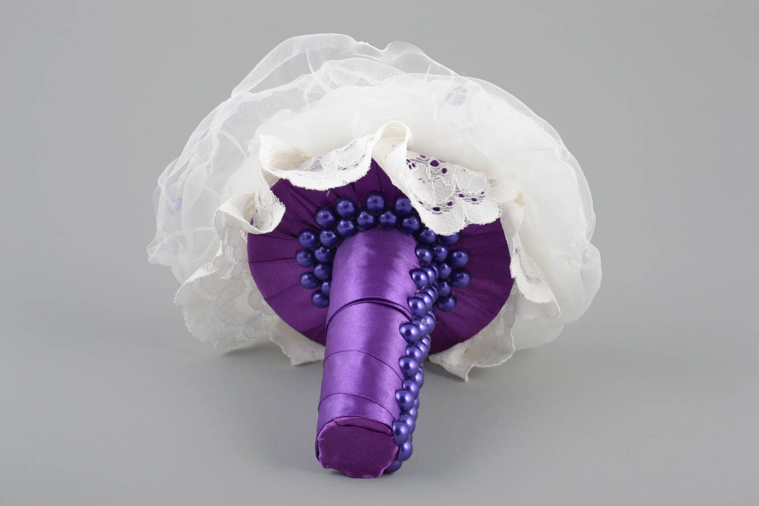 Bouquet artificiel de mariée en rubans de satin et tulle blanc violet fait main photo 3