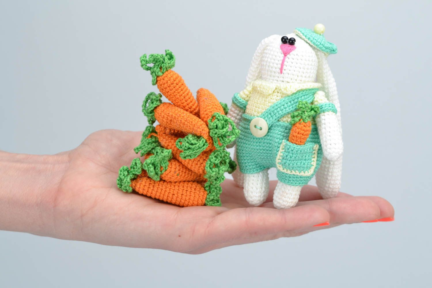 Мягкая вязаная игрушка в виде зайца с морковками необычная милая ручной работы фото 2