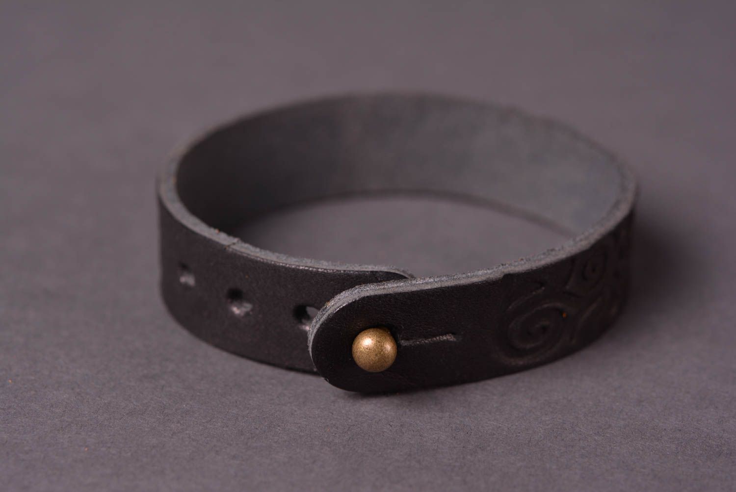 Широкий кожаный браслет ручной работы аксессуар из кожи браслет на руку фото 4