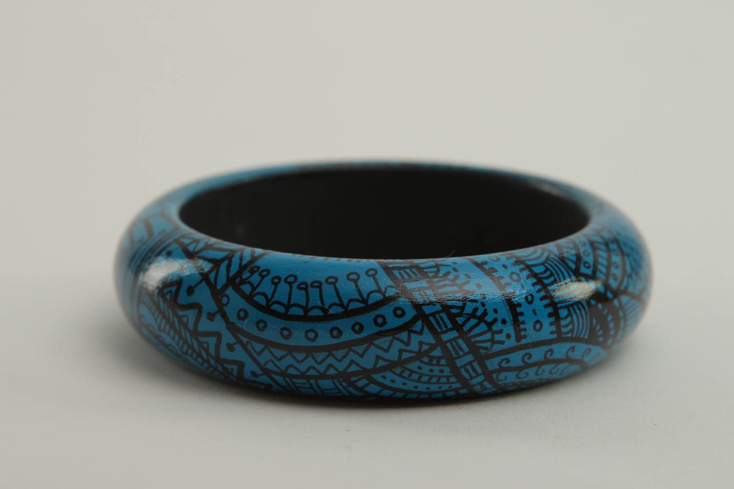 Bracelet jonc bois Bijou fait main en bleu foncé design original Cadeau femme photo 1