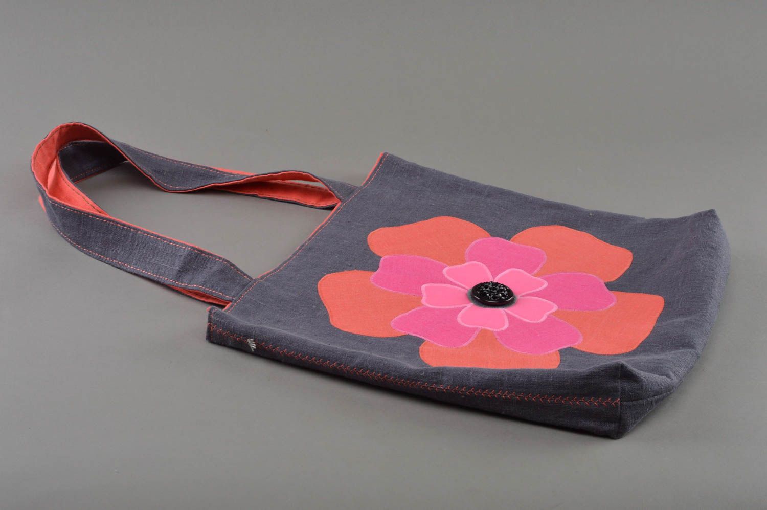Graue handmade Schultertasche aus Leinen stilvoll umweltfreundlich mit Blume foto 1