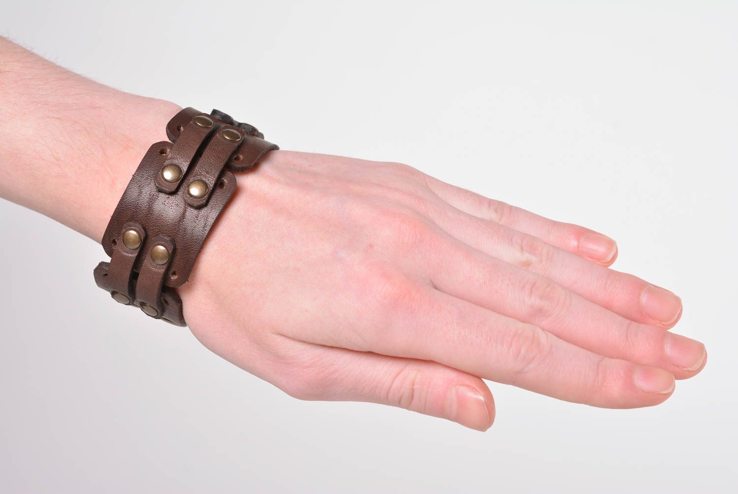 Bracelet cuir Bijou fait main Accessoire design original de couleur brune photo 1