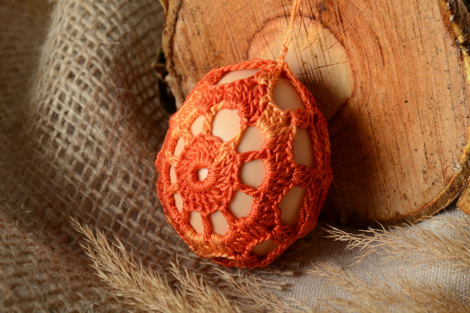 Пасхальное яйцо декоративное в ажурном чехле подвеска фото 1