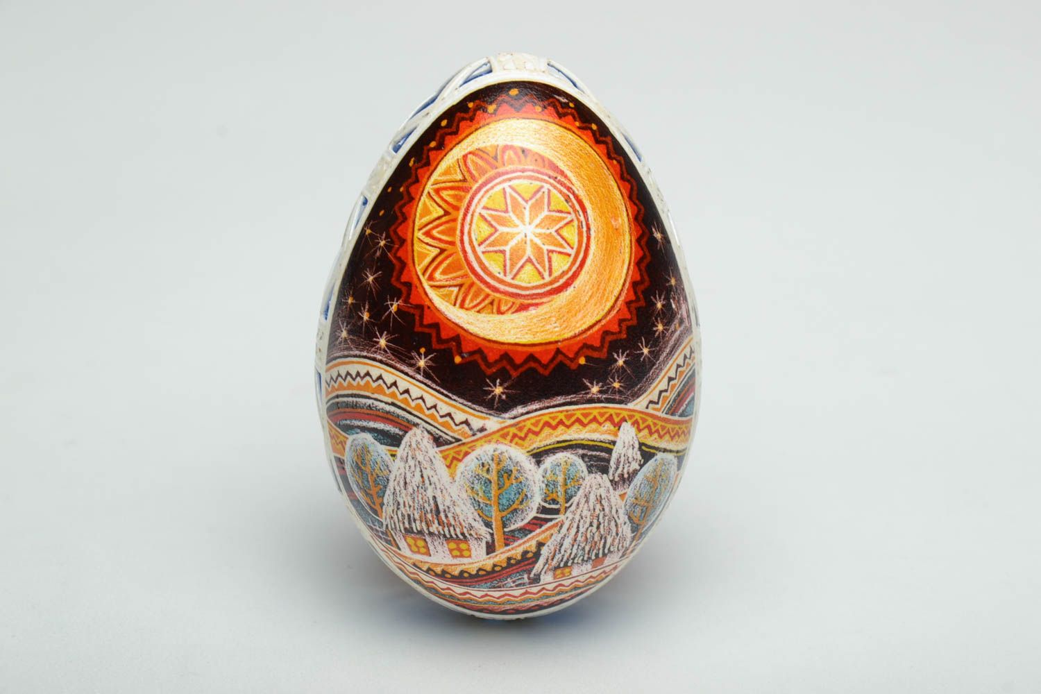Пасхальное яйцо ручной работы с росписью и перфорацией фото 3