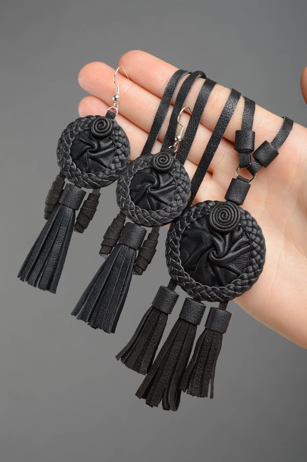Ensemble de bijoux en cuir faits main noirs pendentif et boucles d'oreilles  photo 3