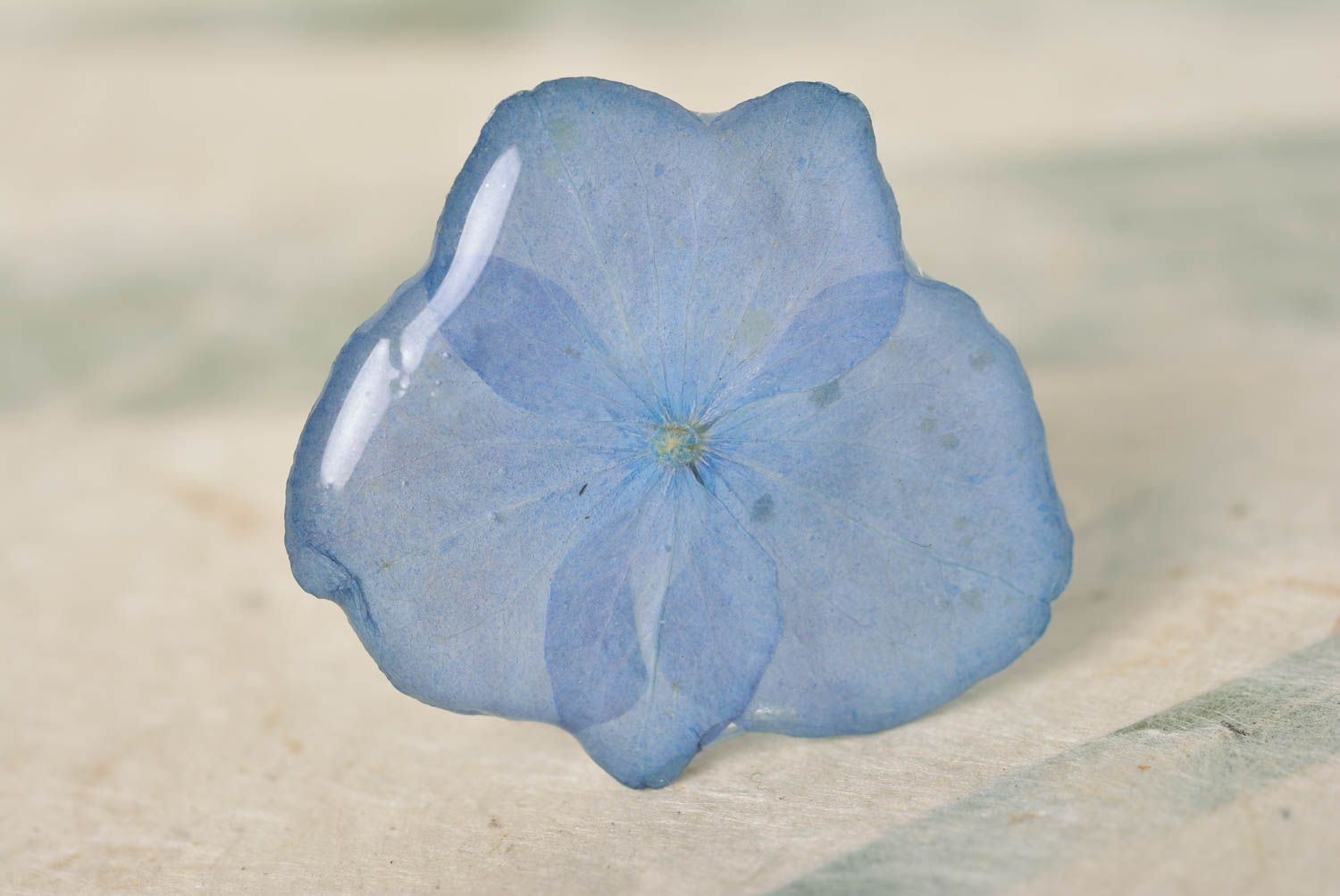 Кольцо с сухоцветами в эпоксидной смоле голубое летнее авторское ручной работы фото 1