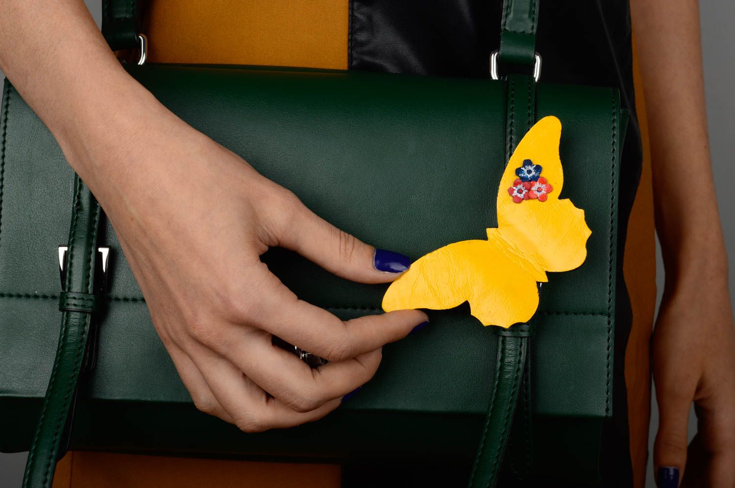 Broche jaune Bijou fait main papillon et fleurs en cuir Cadeau pour femme photo 2