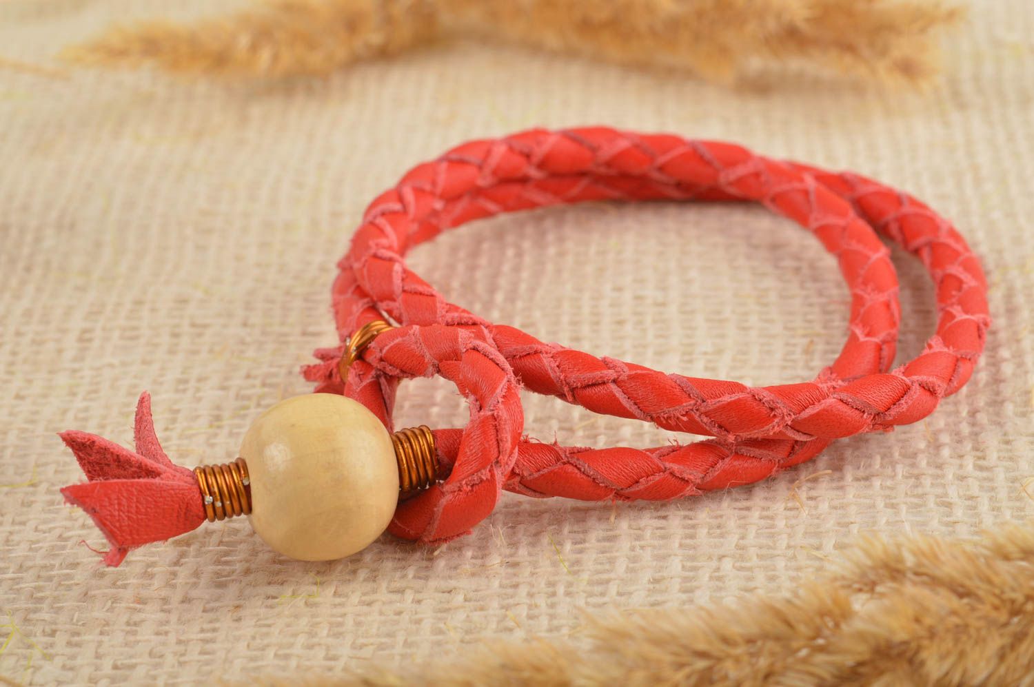 Bracelet cuir naturel Bijoux fait main rouge design casual Accessoire femme photo 1