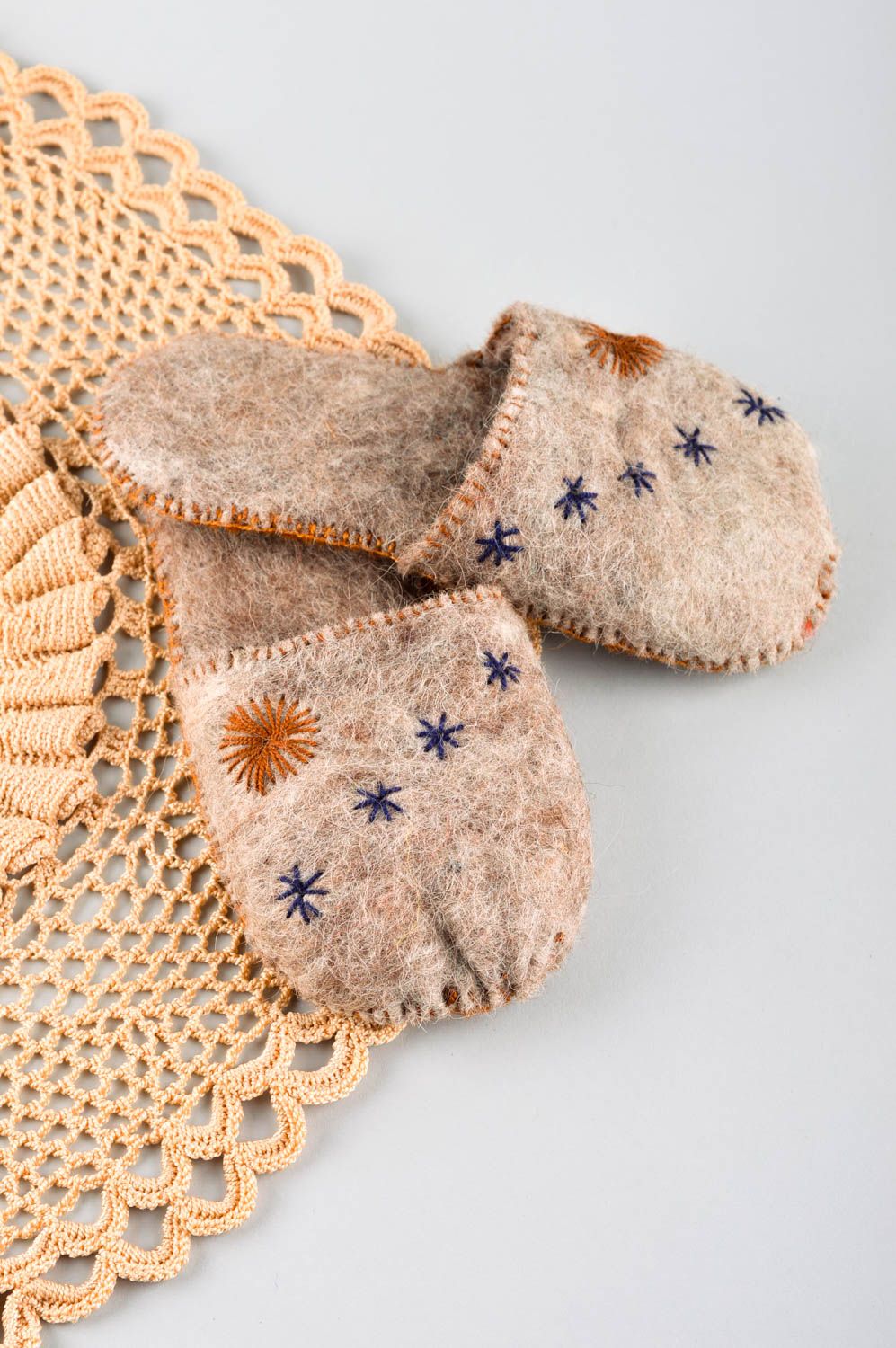 Pantoufles en laine feutrée faites main beiges avec étoiles Chaussons femme photo 1