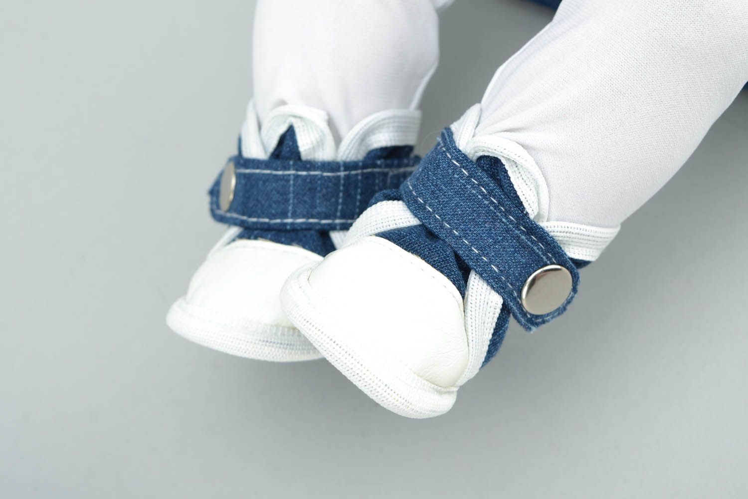 Chaussures sportives en jean pour poupée faites main photo 3