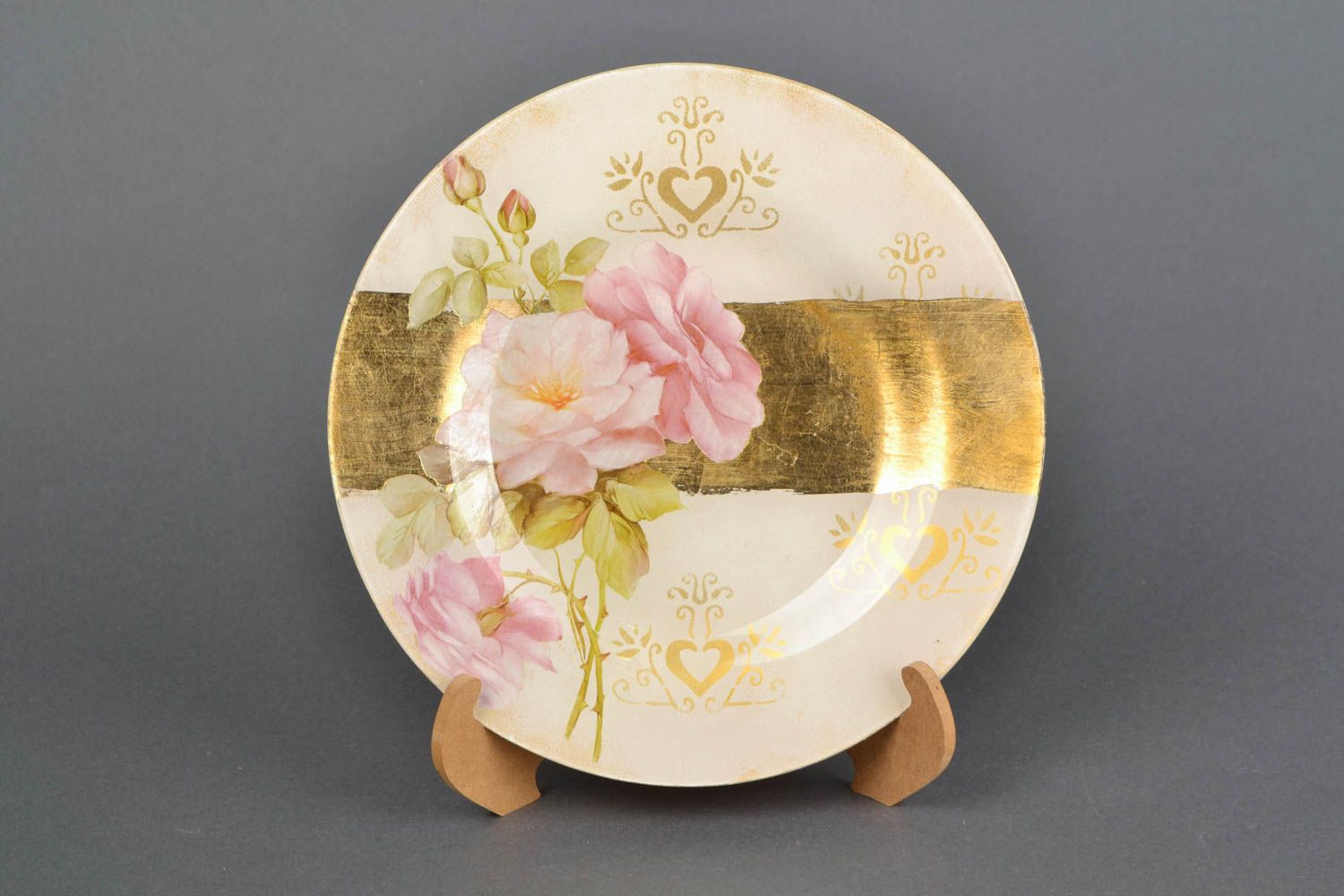 Тарелка декорированная в технике декупаж Три розы фото 1
