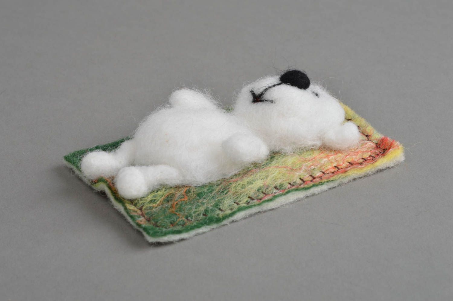 Aimant frigo ours blanc en laine feutrée naturelle fait main pour enfants photo 2