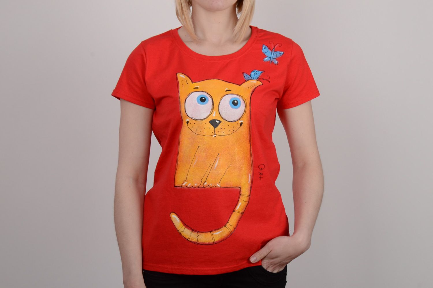 Handmade cotton T-shirt of red color with orange cat painted with acrylics unisex photo 1