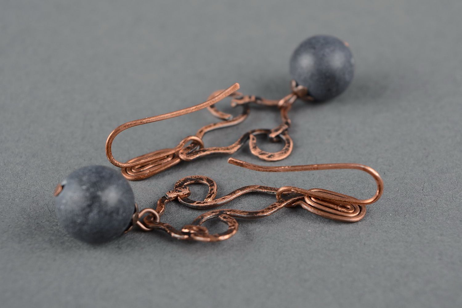 Boucles d'oreilles en fil de cuivre décoré de la shungite photo 4