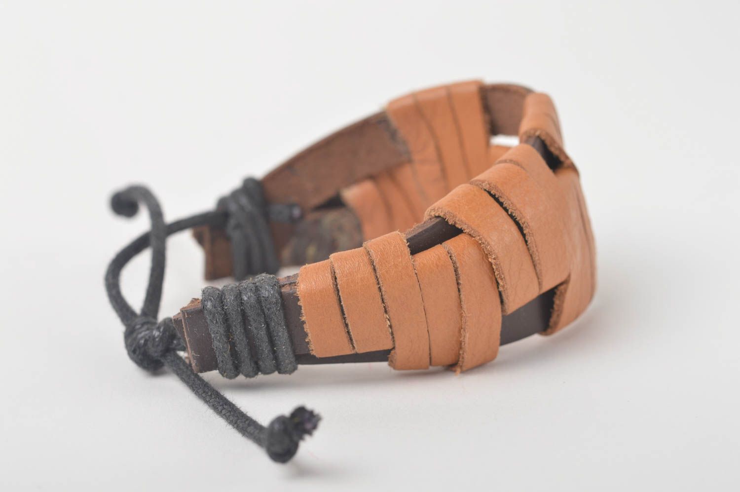 Bracelet en cuir Bijou fait main design marron original Accessoire femme photo 3