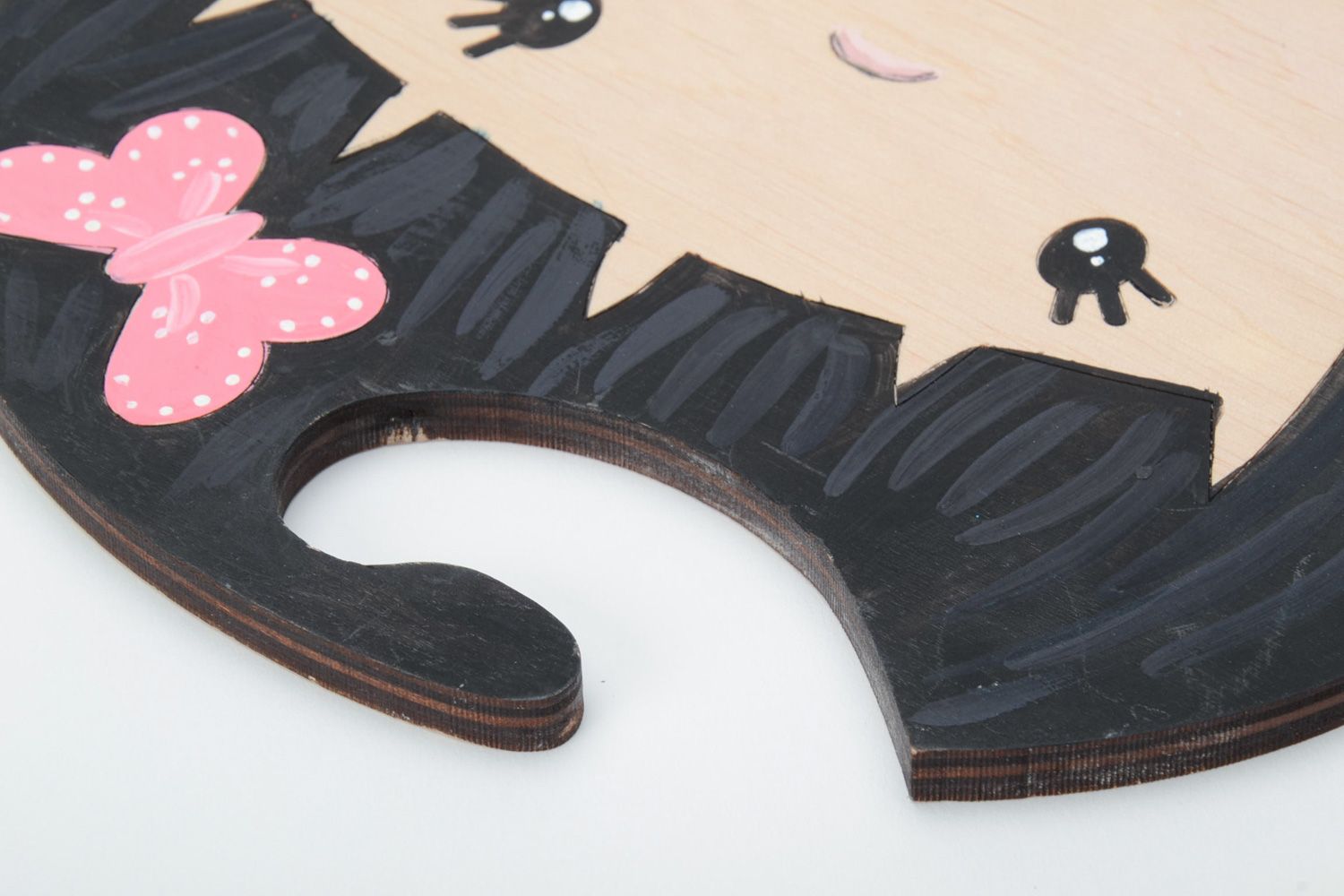 Joli cintre pour vêtements enfant fait main en bois peint de couleurs acryliques photo 4