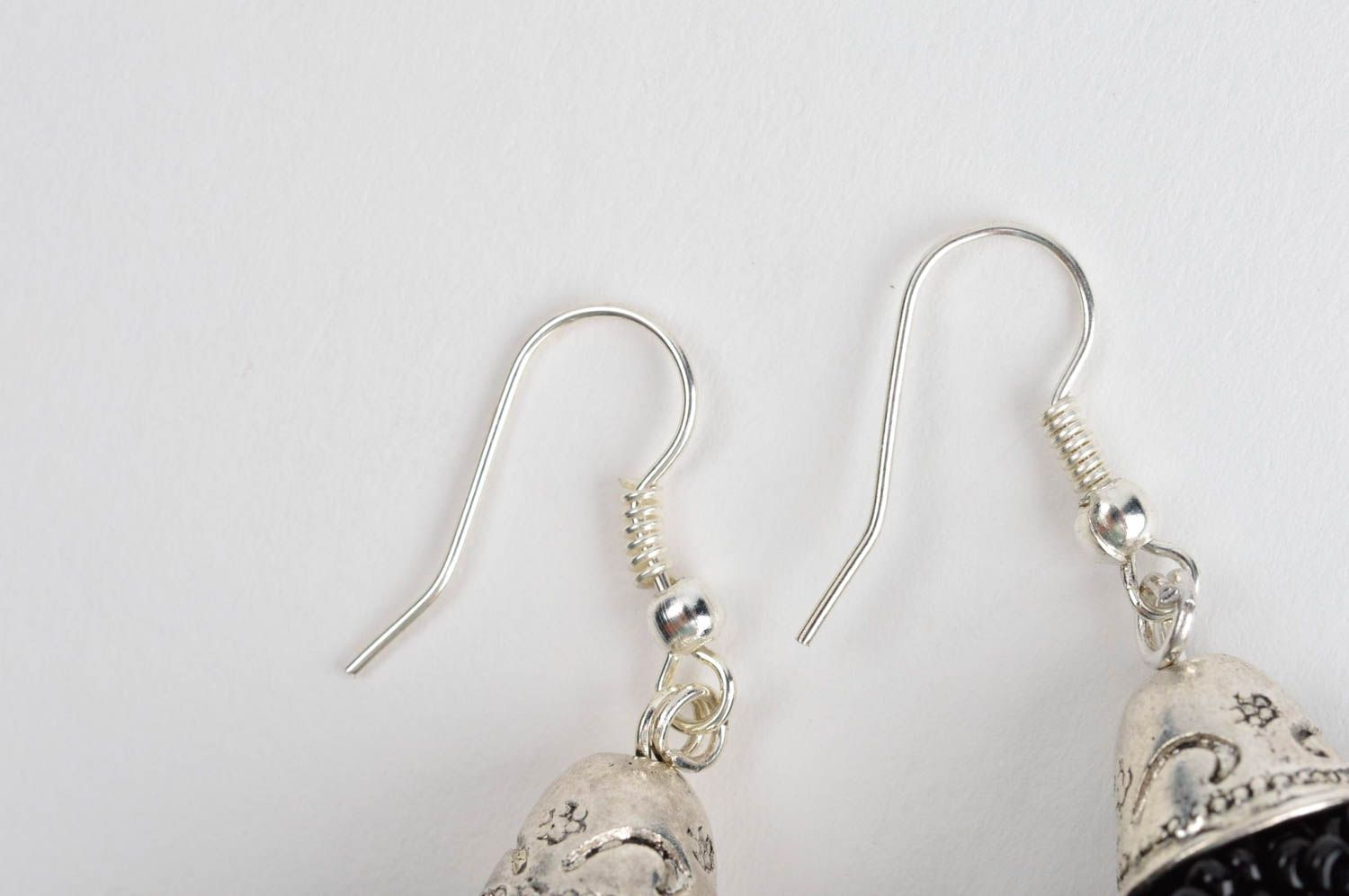 Orecchini di perline fatti a mano accessorio originale da donna colore nero foto 4