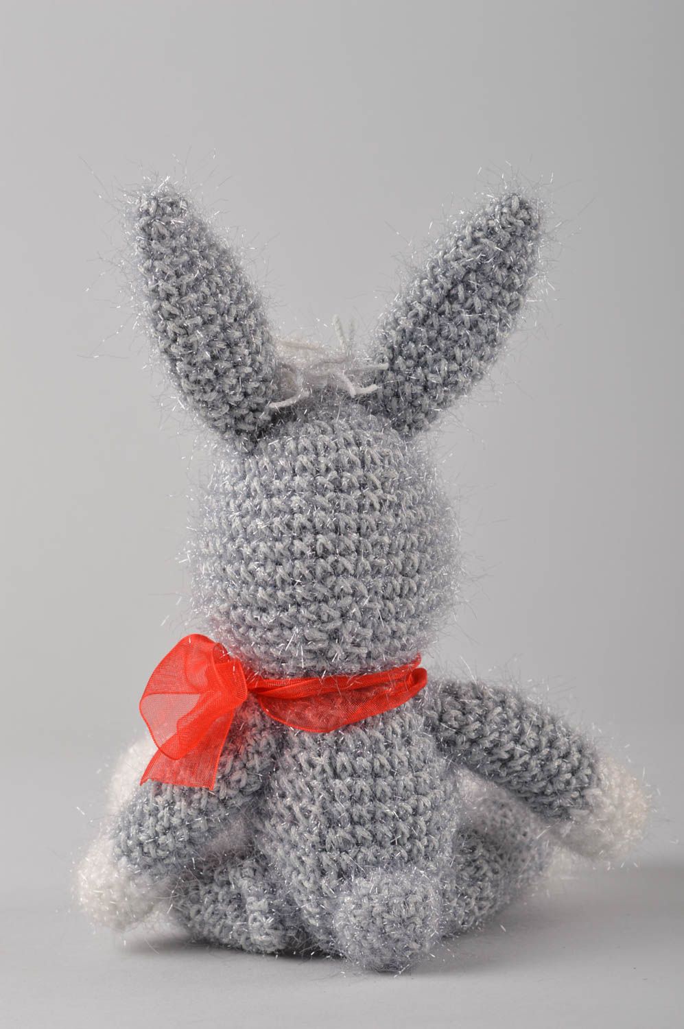 Jouet lapin Peluche faite main tricotée au crochet gris avec ruban Cadeau enfant photo 3