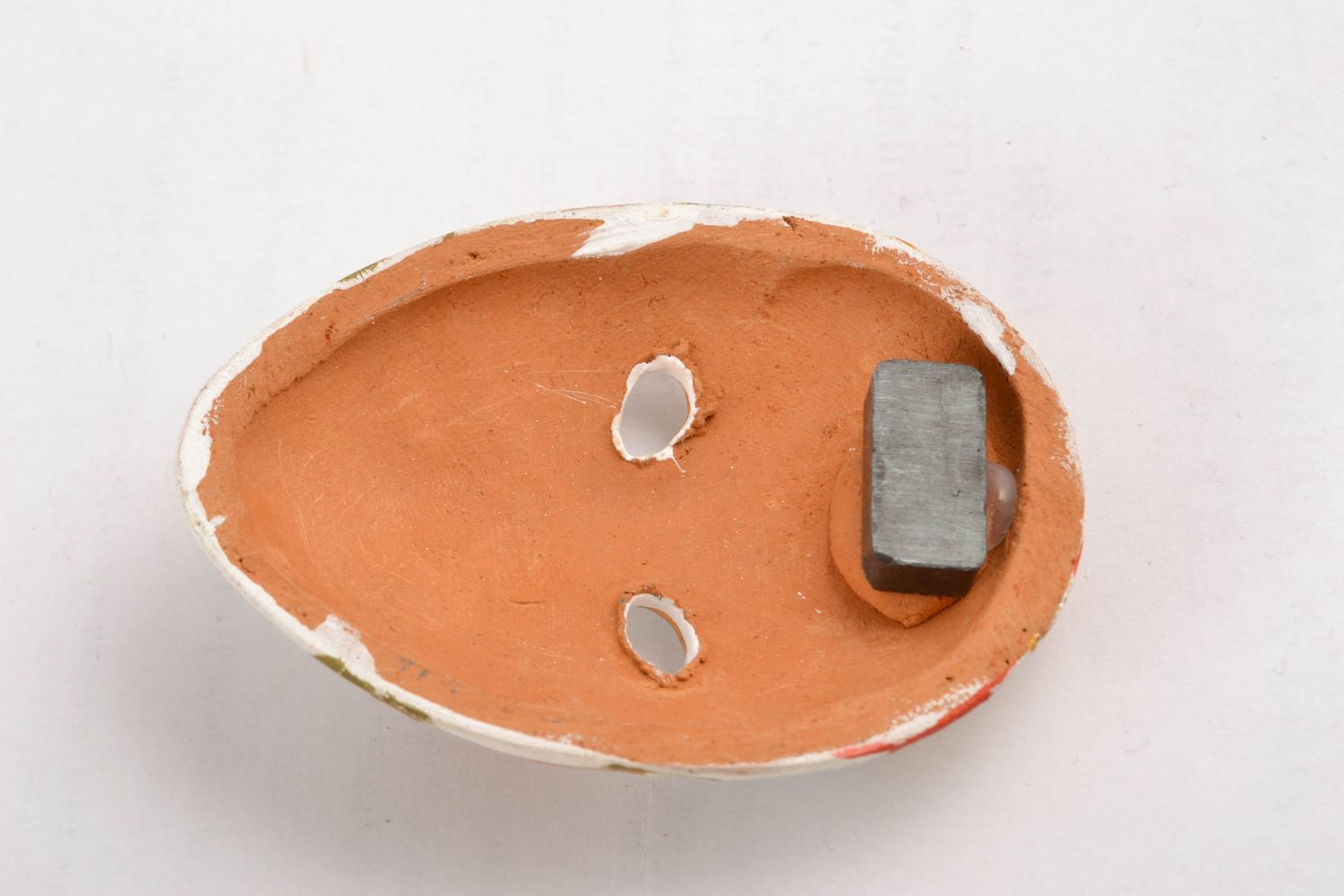 Керамический магнит на холодильник в виде маленькой карнавальной маски фото 5