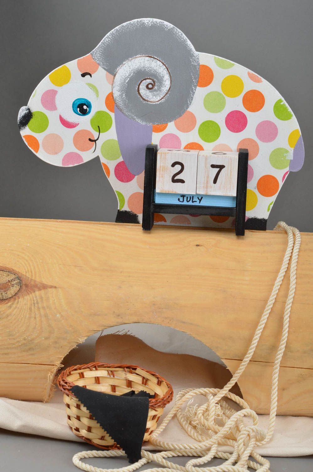Stilvoller gepunkteter lustiger handmade Tischkalender aus Holz Lamm mit Punkten foto 1