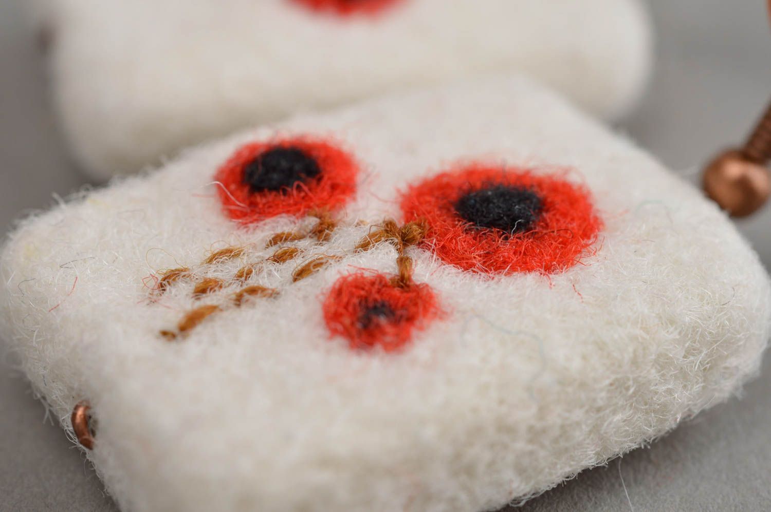 Rechteckige weiße schöne gefilzte Ohrringe aus Wolle mit Mohnblumen handmade foto 5