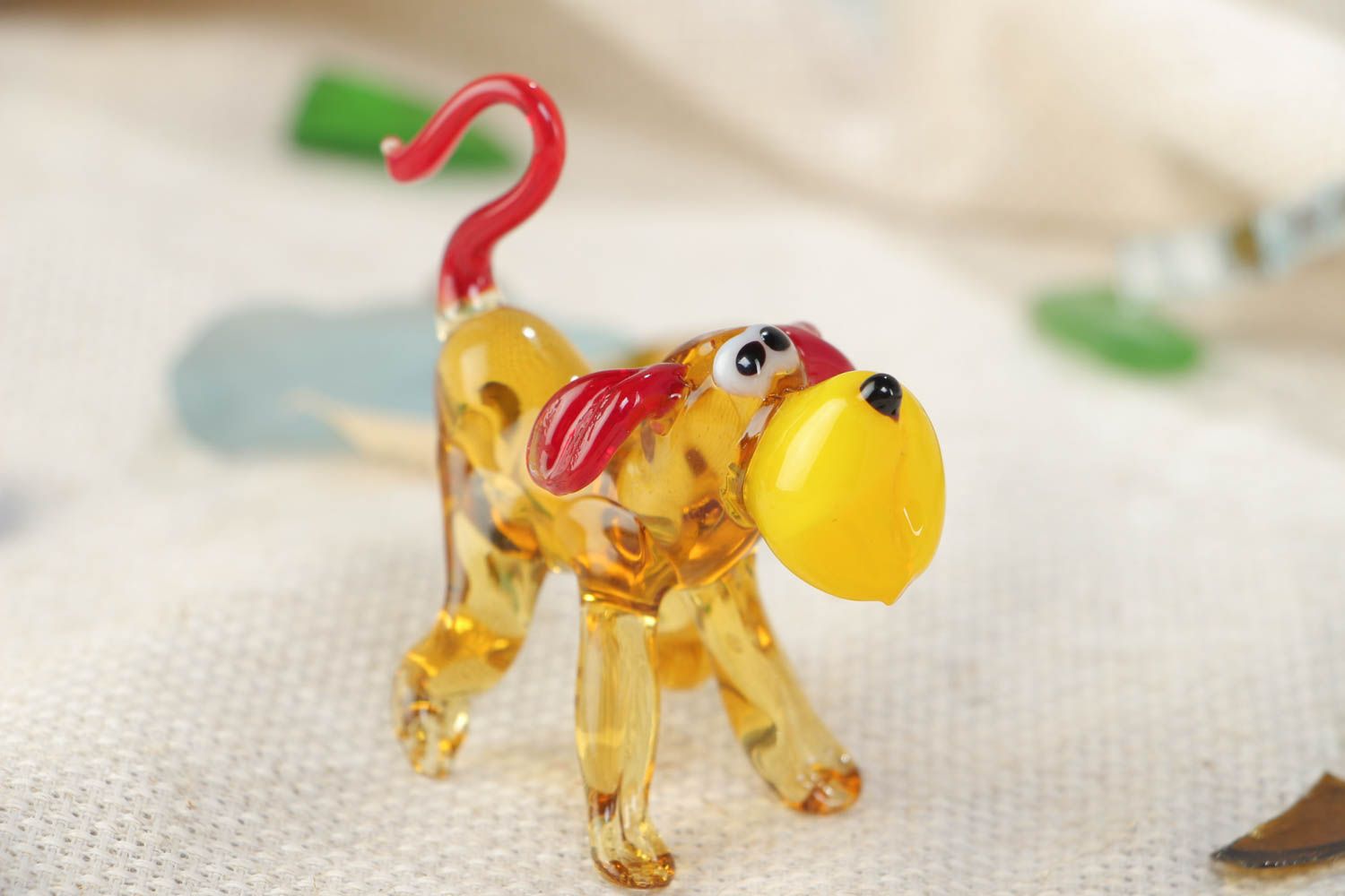 Figurine chien en verre au chalumeau faite main originale jaune-rouge design photo 1
