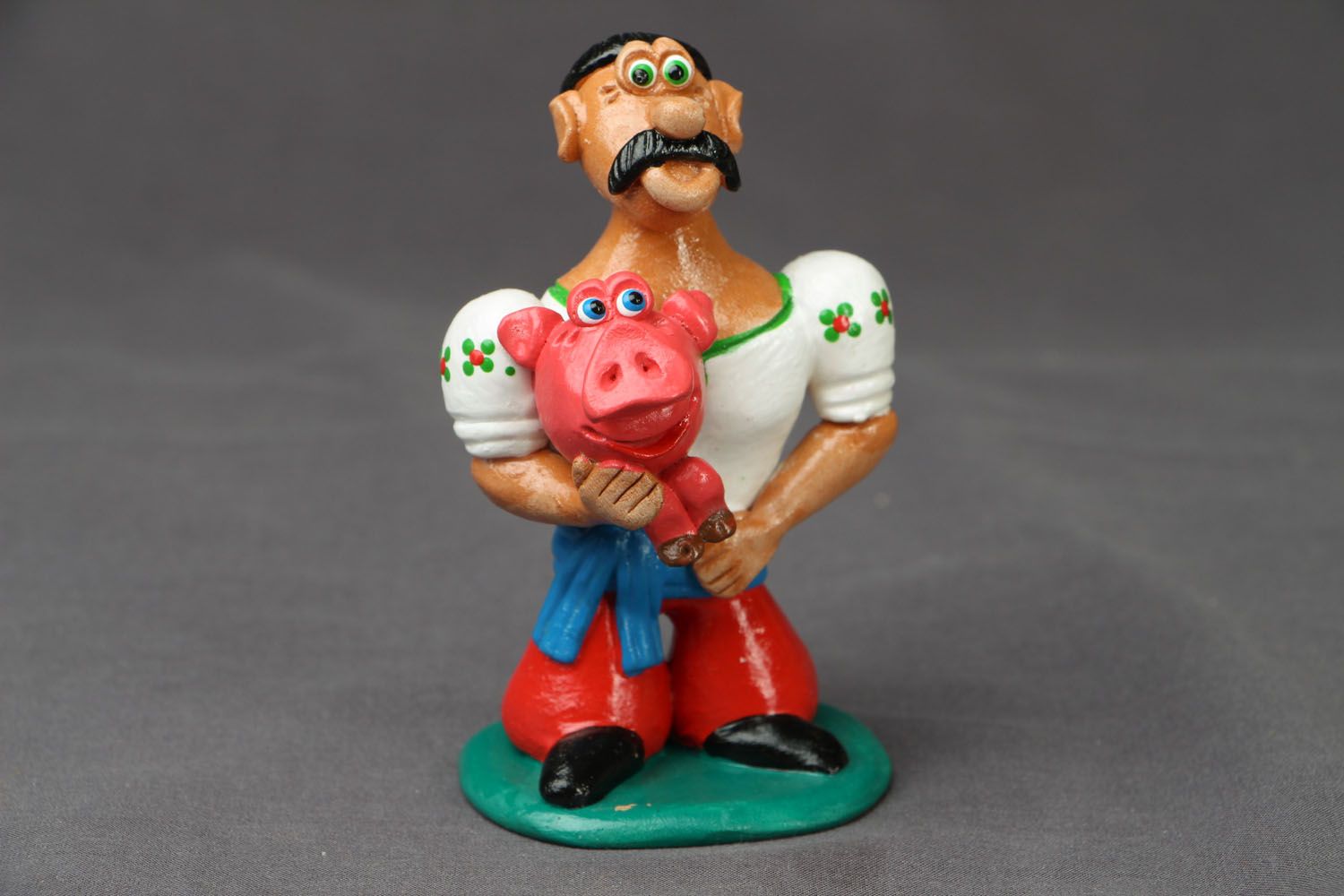 Handgemachte keramische Figur Kosak mit Schwein foto 1