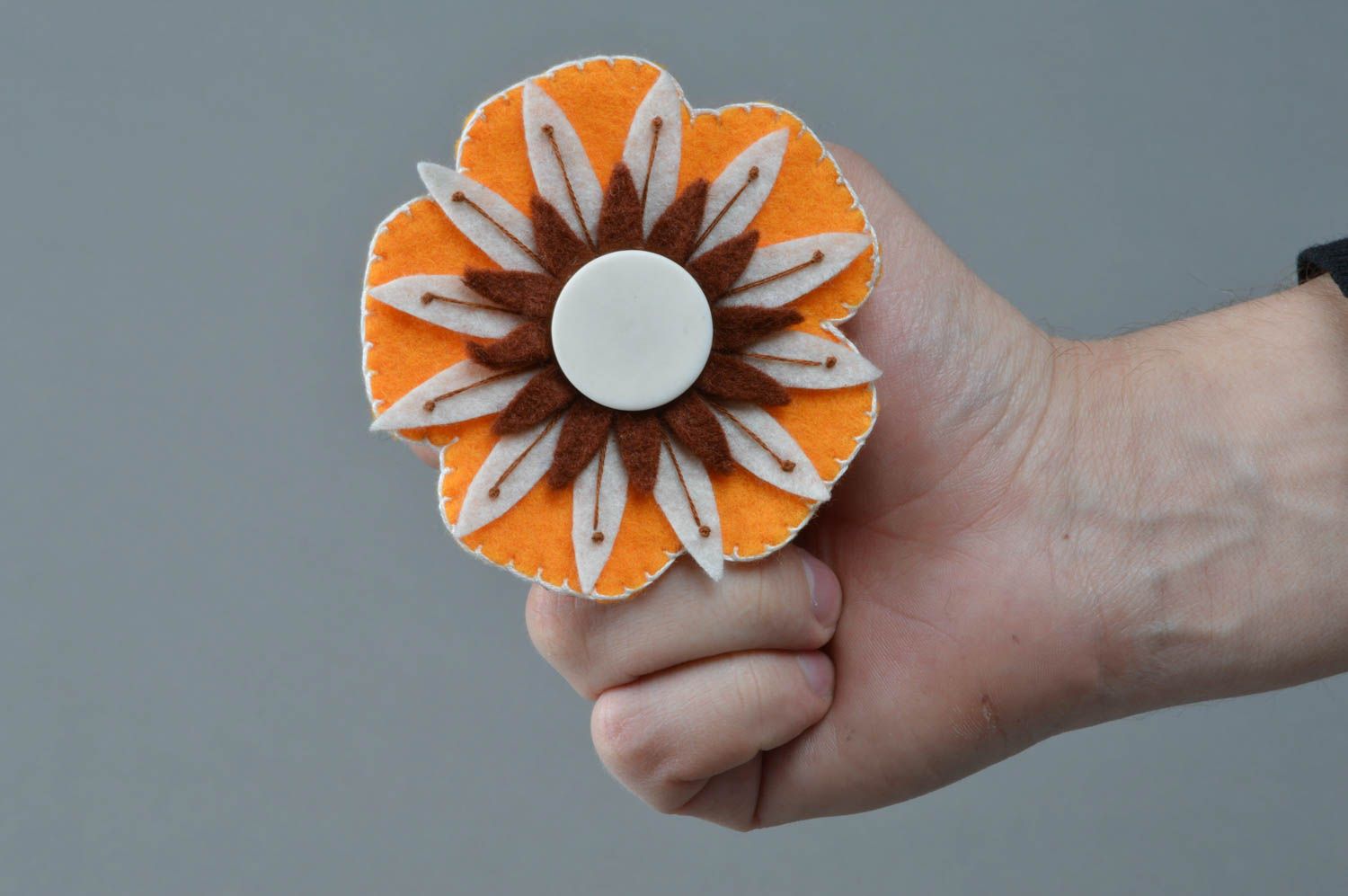 Broche en feutre faite main design original en forme de fleur orange brun photo 4