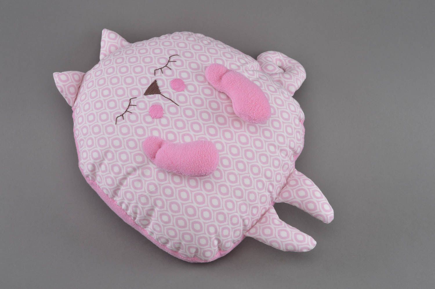 Мягкая игрушка подушка розово цвета в виде спящего кота небольшая ручной работы  фото 3