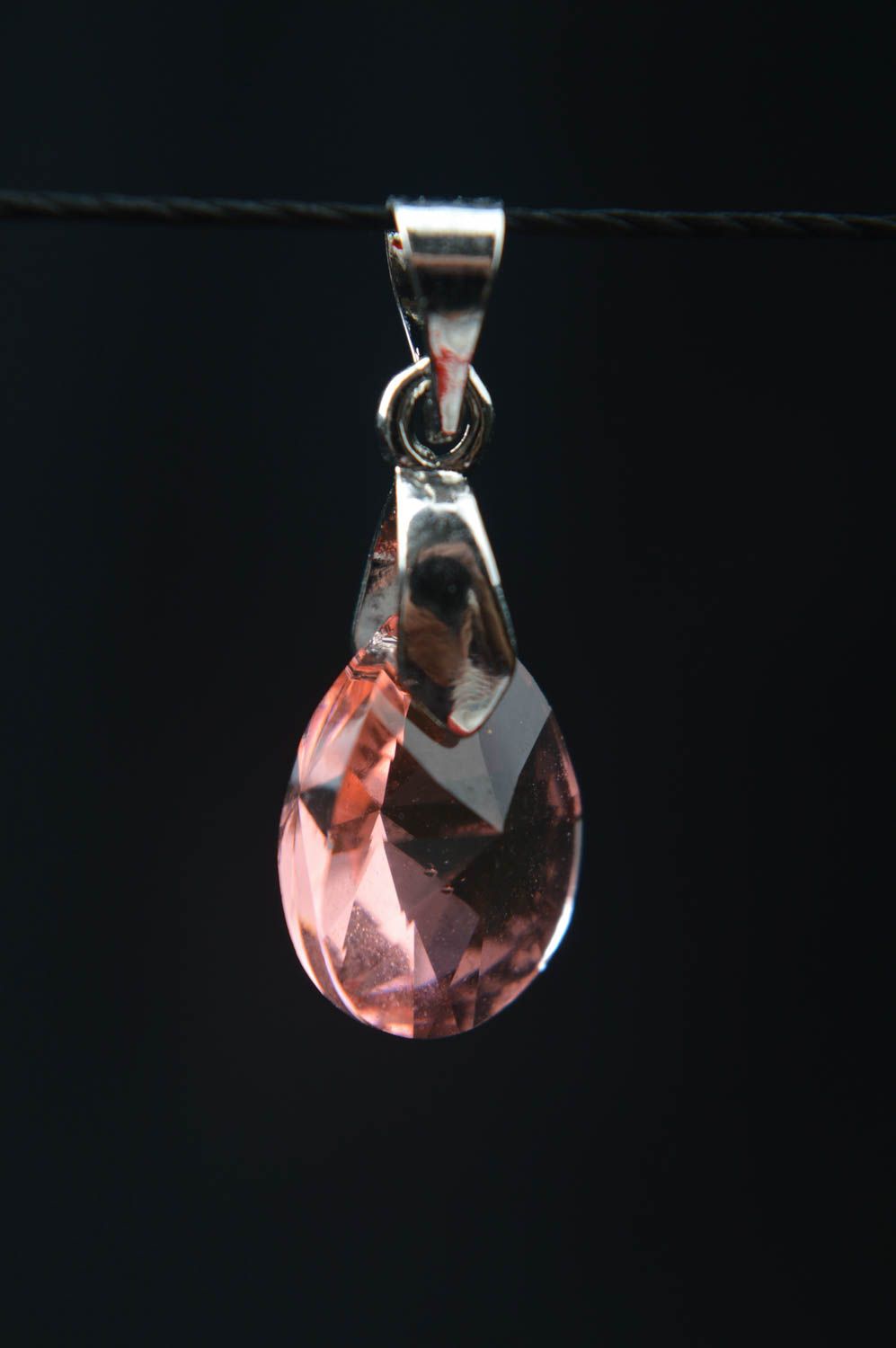 Бижутерия ручной работы украшение на шею в виде розовой капли подвеска на шею фото 1