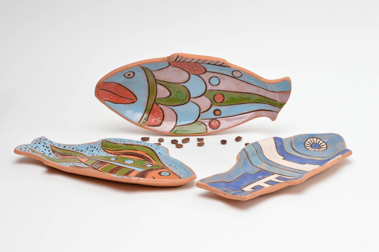 Набор декоративных керамических тарелок ручной работы в форме рыб 3 штуки фото 1