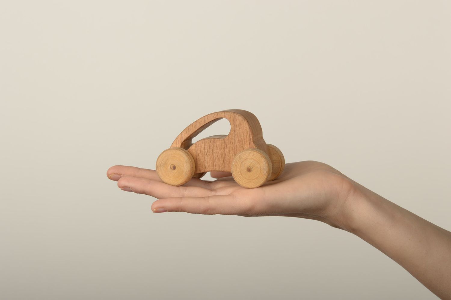 Деревянная машинка игрушка ручной работы мини игрушка из дерева для детей фото 1