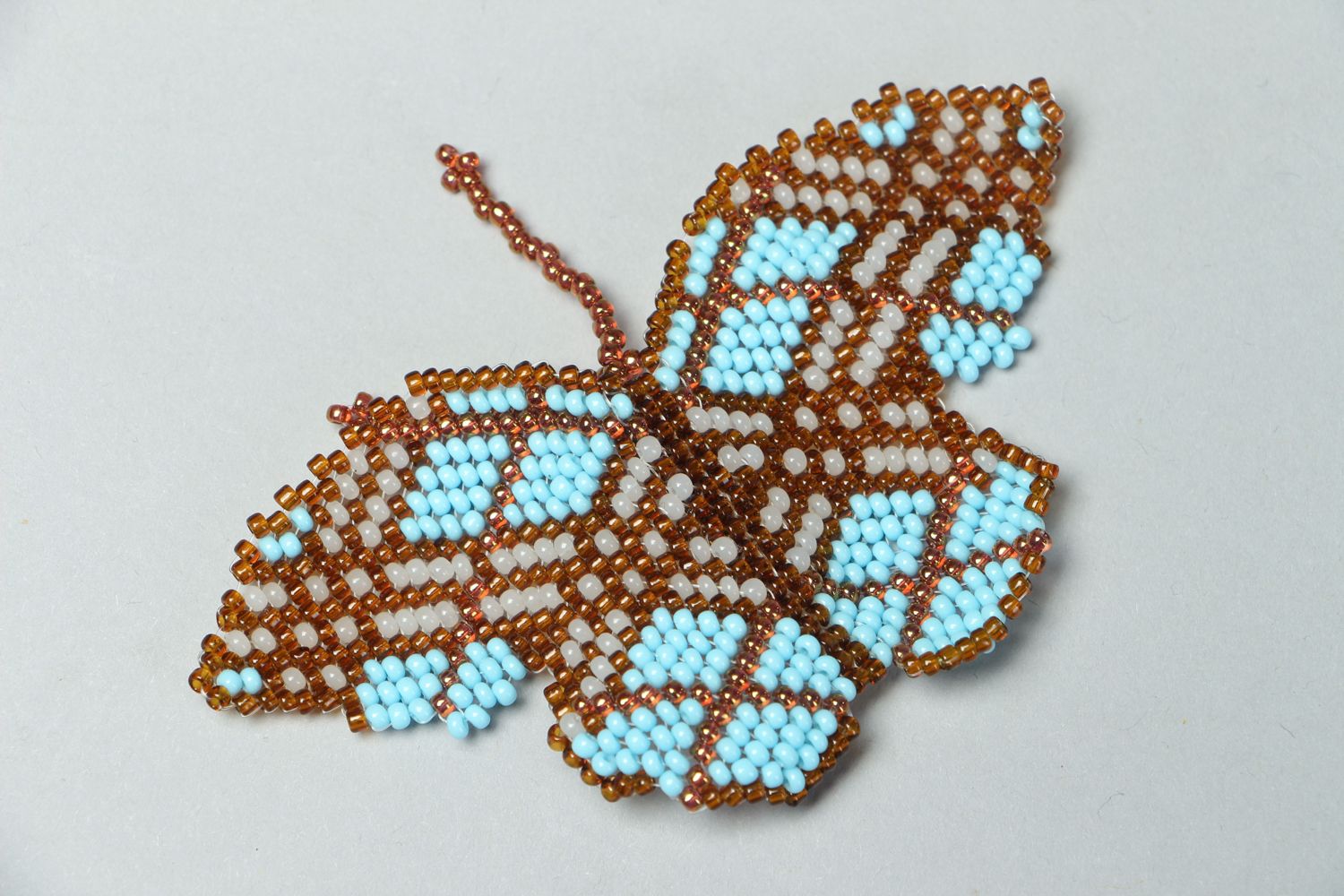 Broche en perles de rocaille en forme de papillon photo 1