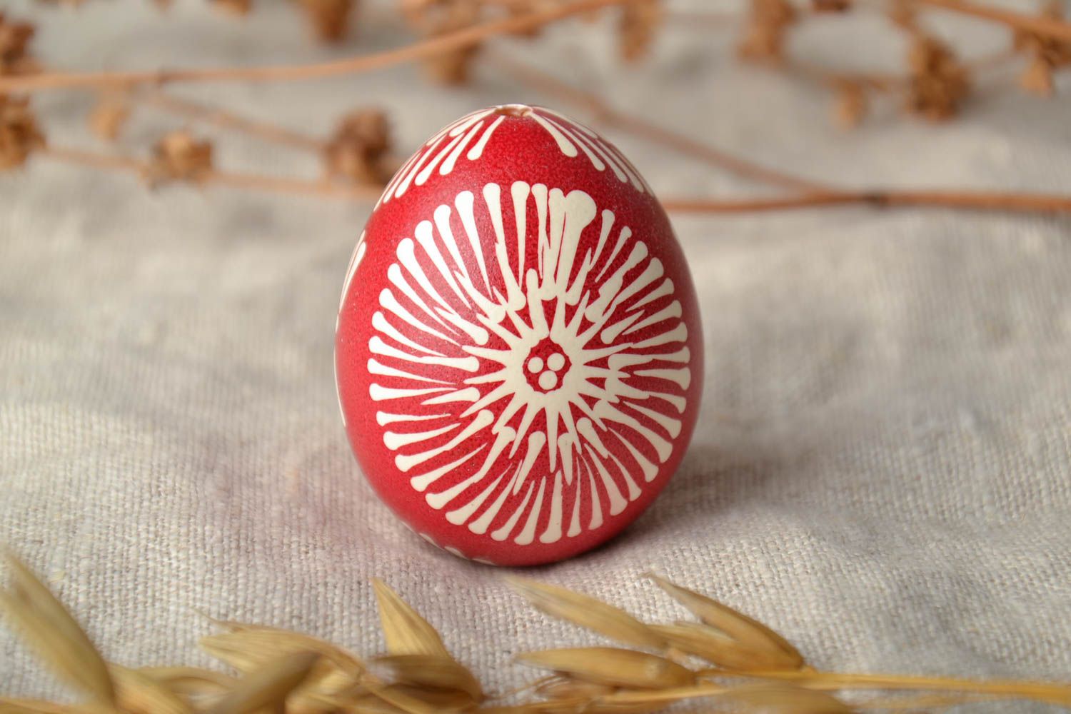 Oeuf de Pâques peint fait main avec motif petit rouge blanc traditionnel photo 1