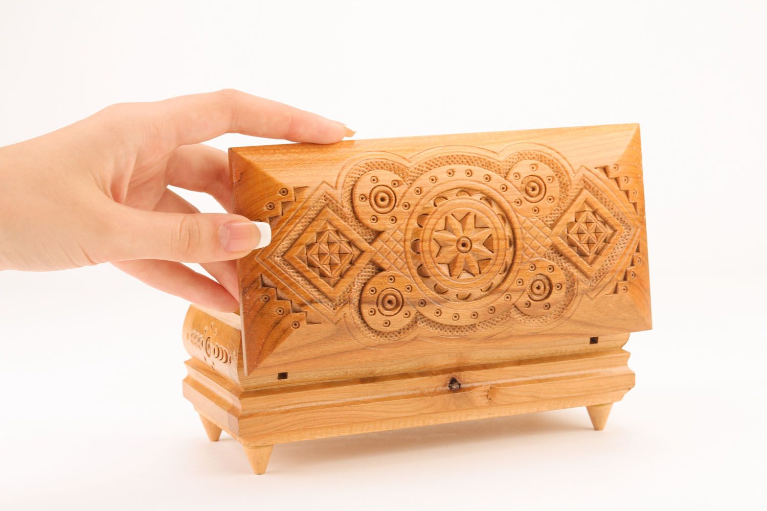 Caja de madera tallada a mano foto 4
