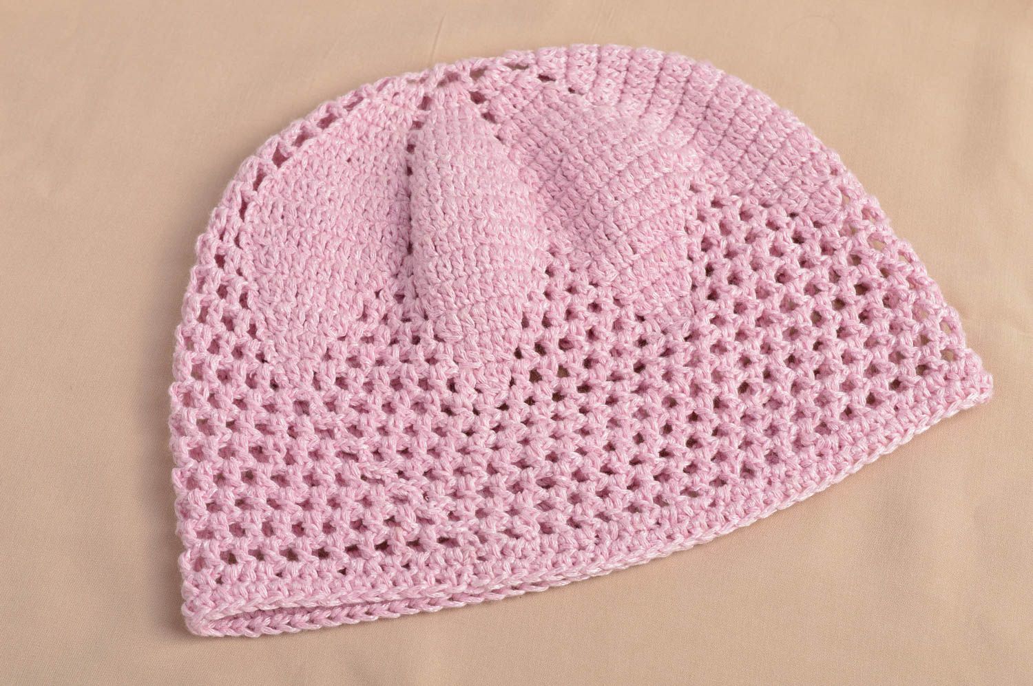 Розовая детская шапка ручной работы для девочки вязаная крючком красивая фото 1