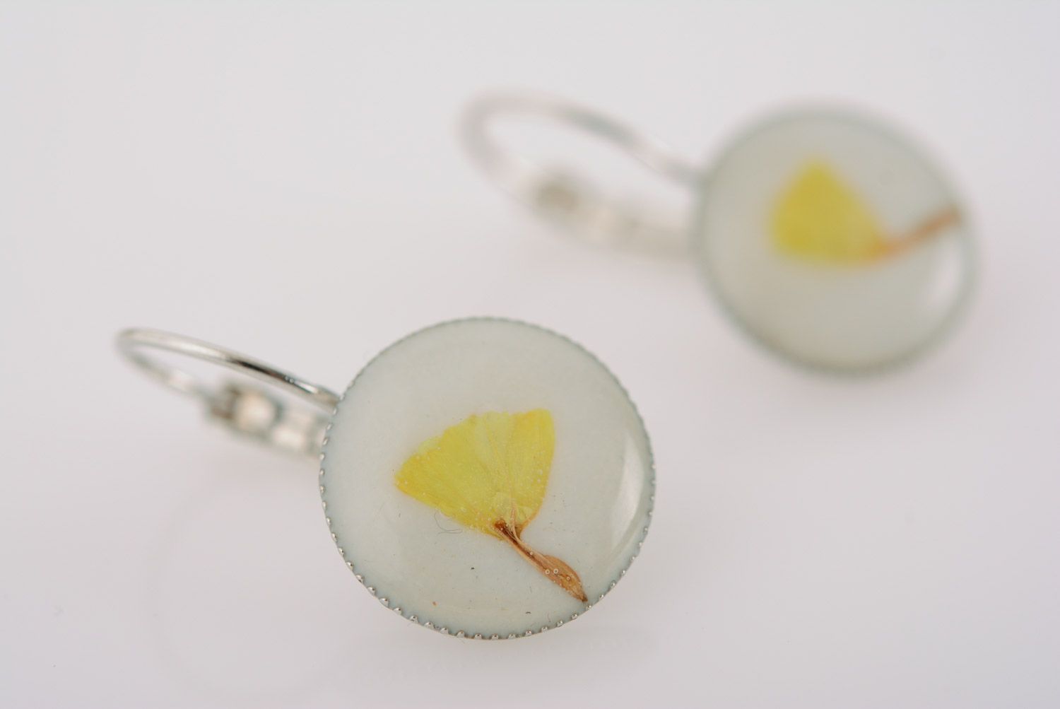 Handmade gentle white and yellow round earrings with dried flowers coated with epoxy photo 2