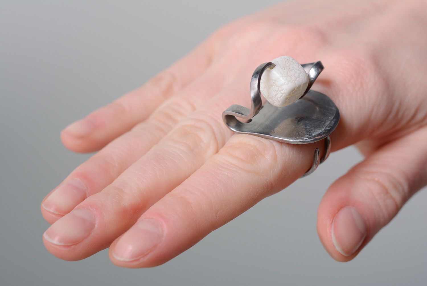 Металлическое кольцо с искусственным камнем фото 2