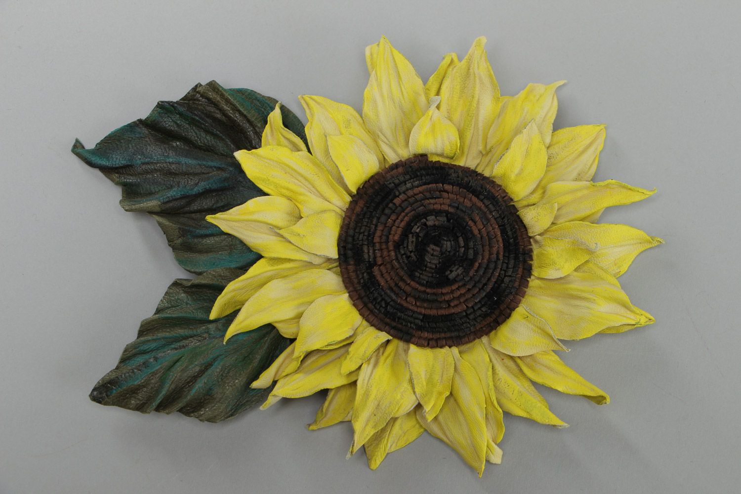 Farbige wunderschöne massive Brosche aus Leder in Form einer Sonnenblume  foto 2