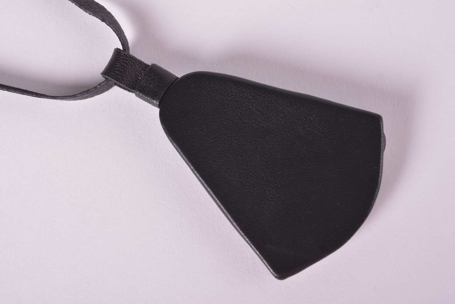 Подвеска из кожи ручной работы кулон на шею кулон авторского дизайна фото 5