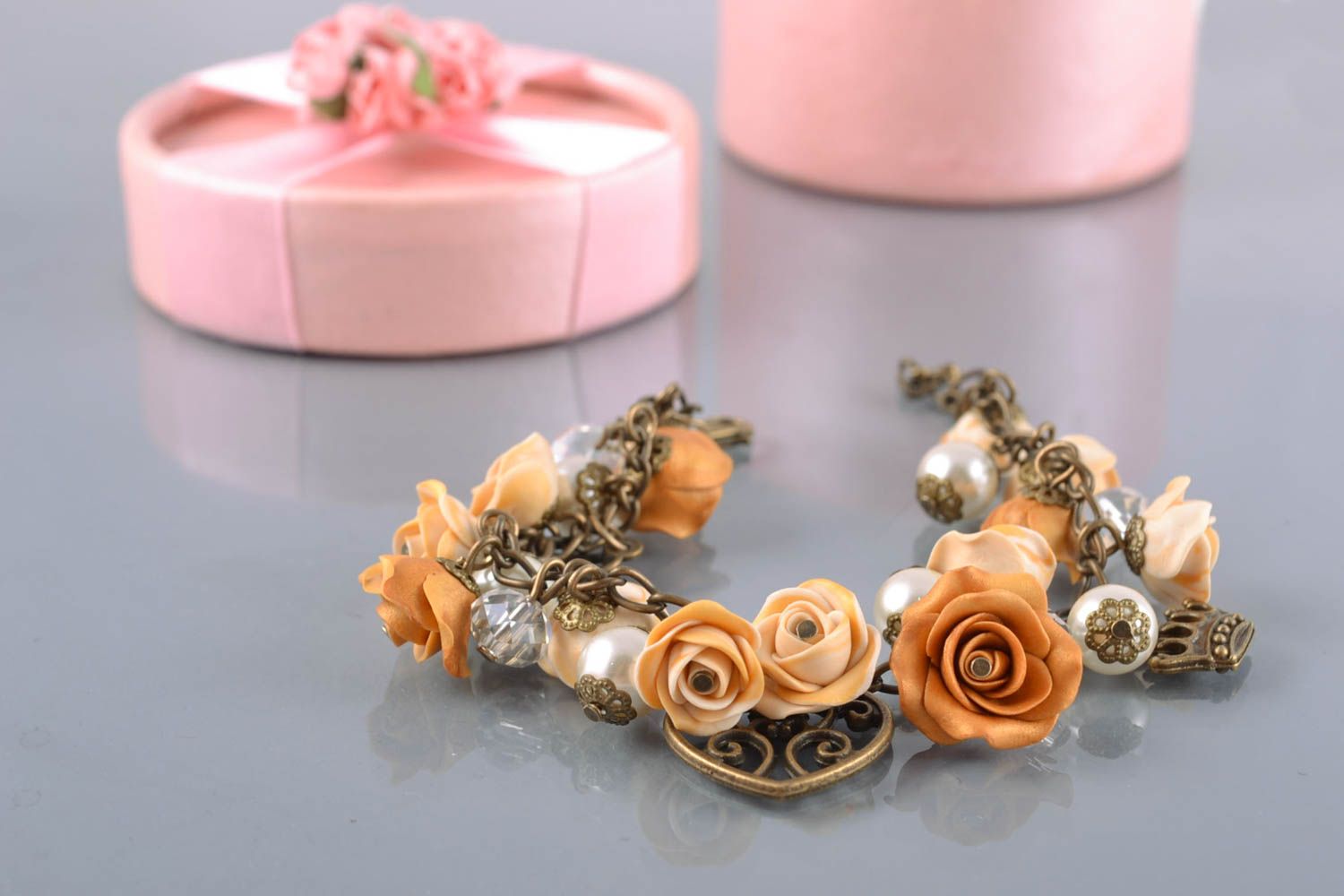 Bracelet en pâte polymère et perles en plastique fait main roses jaunes  photo 2