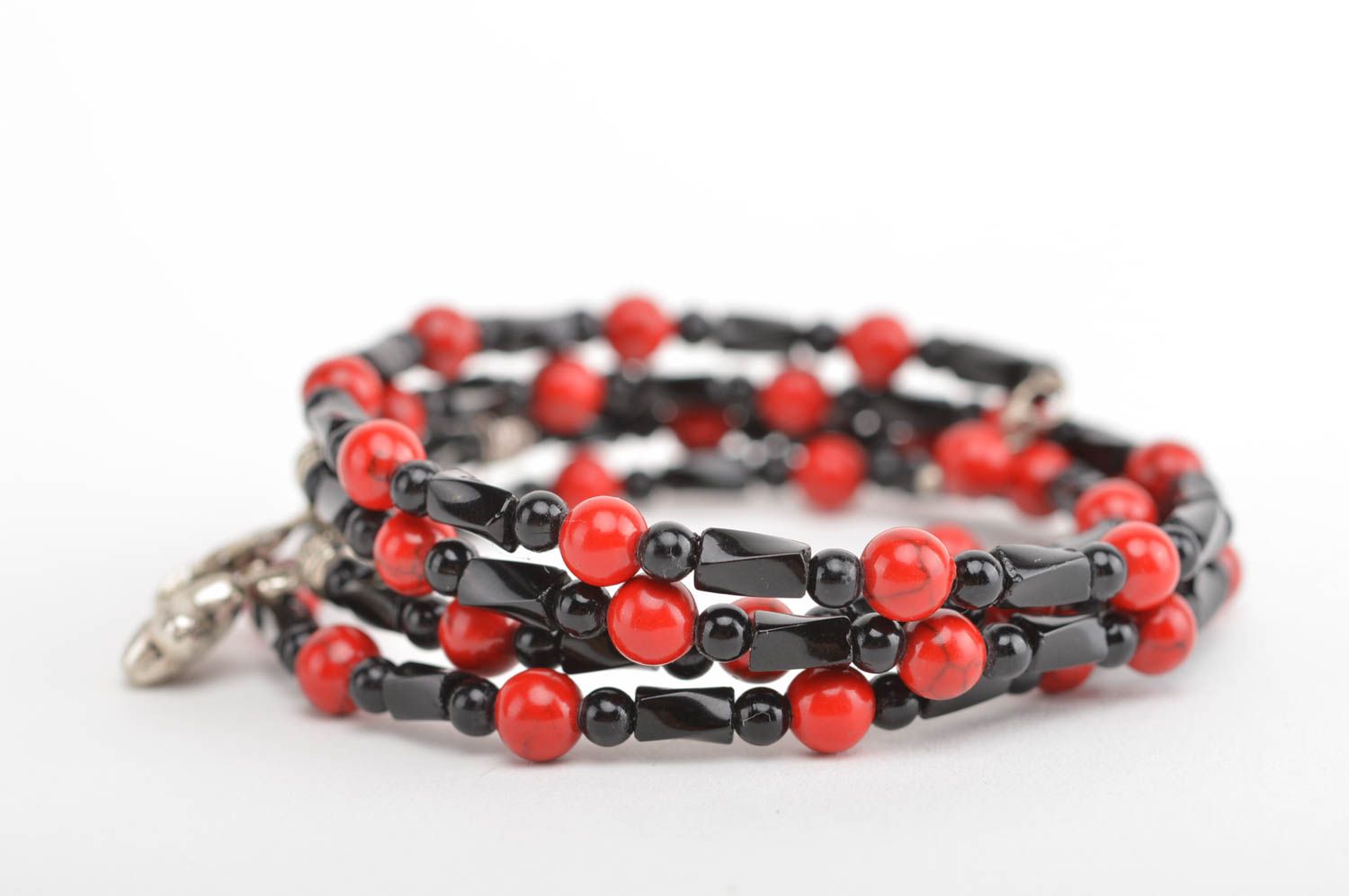 Bracelet multirang rouge-noir perles fantaisie avec breloques fait main photo 5