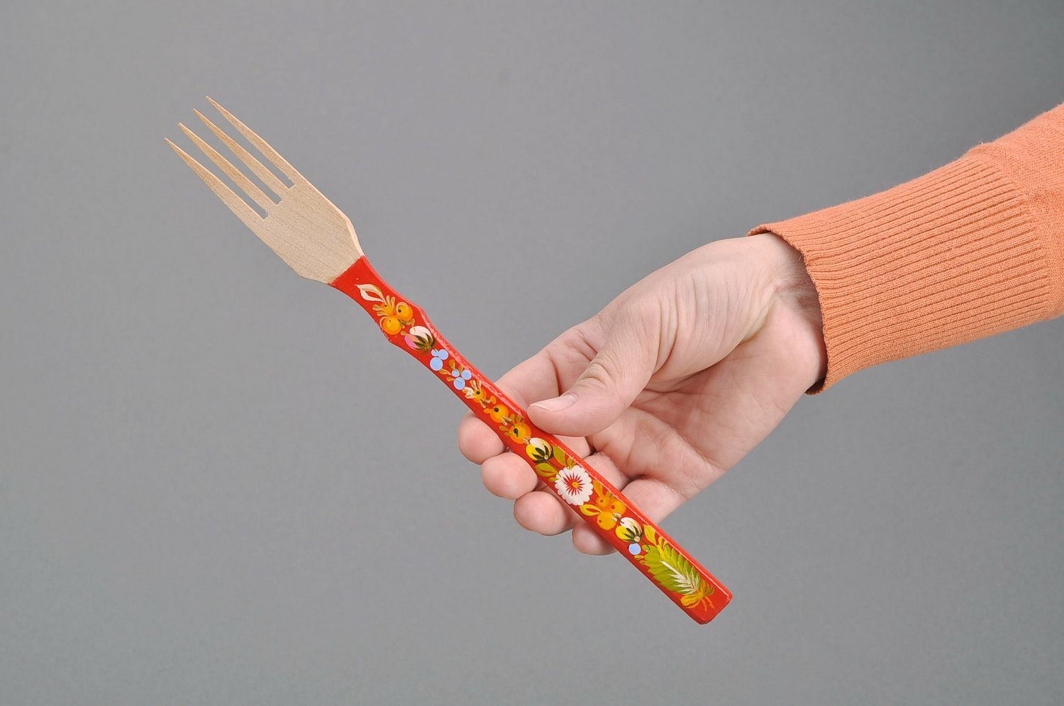 Tenedor con mango rojo de madera foto 5