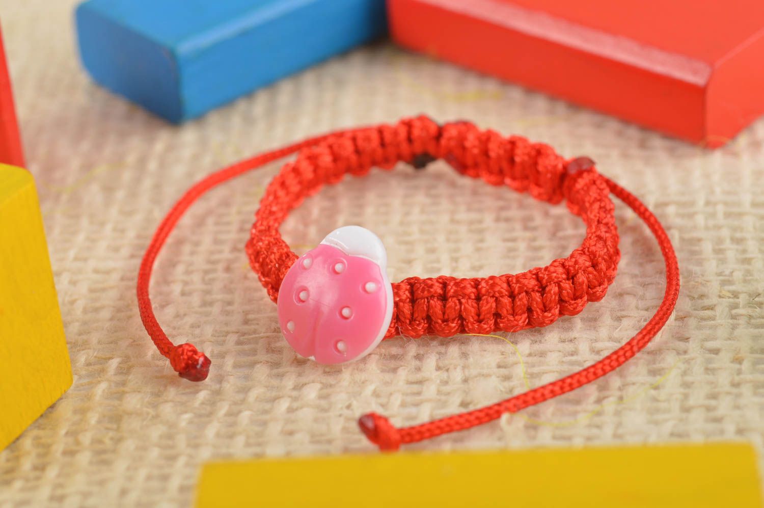 Bracelet coccinelle Bijou fait main rouge tressé fin original Cadeau enfant photo 1